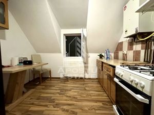 Apartament 3 camere, centrala proprie, situat in zona Dambovita - imagine 4