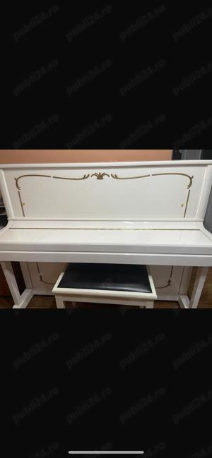 Vând pianina Milton!