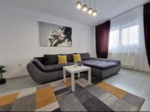 Închiriez apartament 2 camere decomandat.