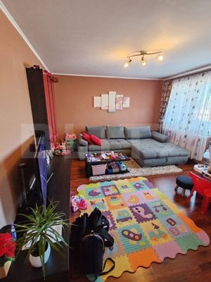 Apartament de vanzare, 3 camere, 56 mp, renovat frumos, zona Pandurilor