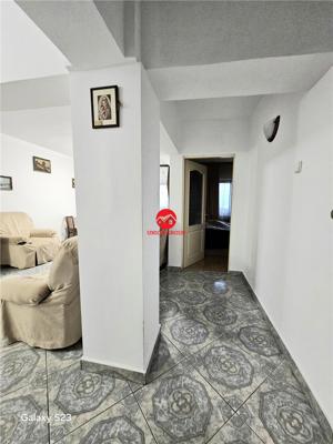 Apartament 4 camere foarte spatios, decomandat, 100 mp, Zona Poarta 6 - imagine 20