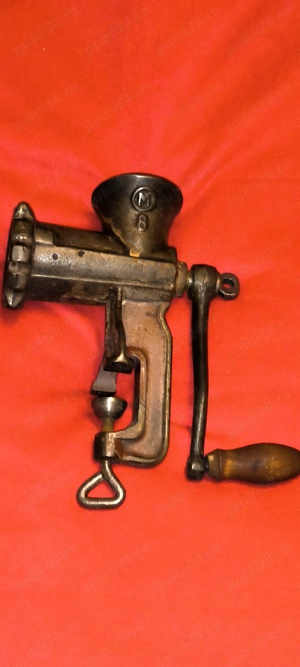 2 masini de tocat romanesti nr 8  cele din poze - pret 80 ron ambele sau 50 ron 1 bucata la alegere 