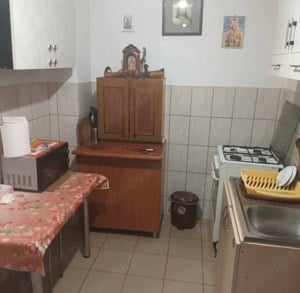 Casa la schimb cu un apartament  cu 2 camere la etajul 1sau 2(dacă e cazu si la partier) - imagine 2