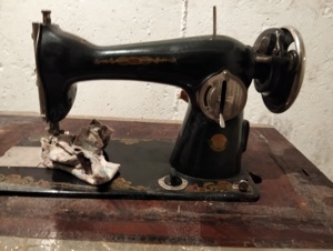 Mașina de cusut manuală. - imagine 3