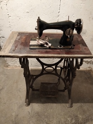 Mașina de cusut manuală.