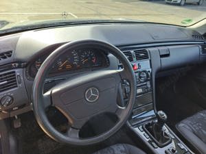 Atentie 40 000 km  Mercedes E240  MODEL 210  1999  2.4 benzina - imagine 5