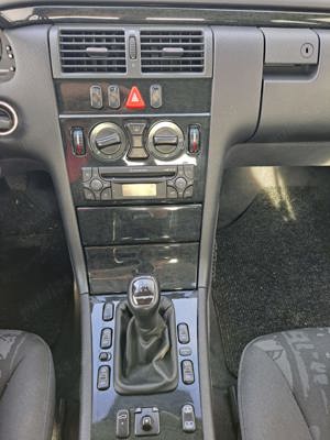 Atentie 40 000 km  Mercedes E240  MODEL 210  1999  2.4 benzina - imagine 8
