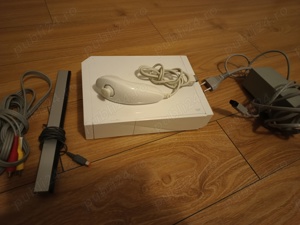 Consola este Nintendo RVL 001 +cabluri, incarcator etc