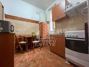 Apartament cu 3 camere, semidecomandat,situat in zona Centrala - imagine 4