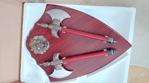 Panoplie perete scut medieval si topoare vintage