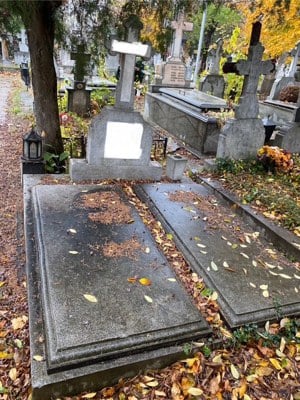 Loc de veci dublu cu cavou (4 locuri) in Cimitirul Sfanta Vineri