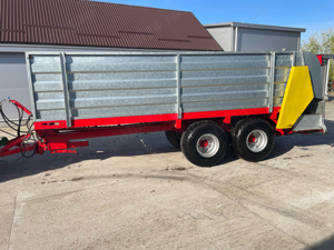 Remorca imprastiat gunoi , vii si livezi , pe doua randuri