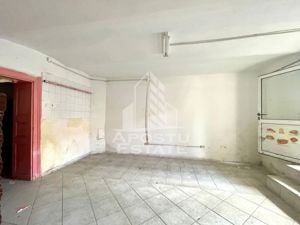 Casa de vanzare cu spatiu comercial si garaj,  zona centrala - imagine 13