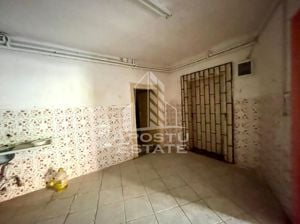 Casa de vanzare cu spatiu comercial si garaj,  zona centrala - imagine 18