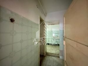 Casa de vanzare cu spatiu comercial si garaj,  zona centrala - imagine 17