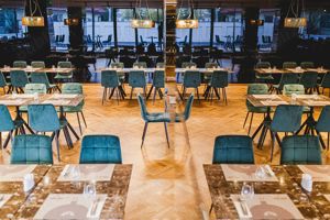 Hotel Hermanns angajeaza ospatar