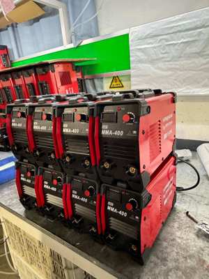 Aparat de sudură invertor MMA 400A, cu mască, cabluri și cutie transport - imagine 5