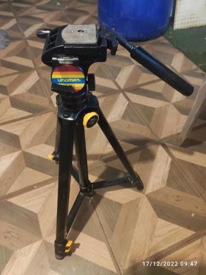 trepied UNOMAT semiprofesional cu bula nivel