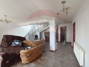 Casă / Vilă cu 5 camere de închiriat în zona Bariera Valcii - imagine 2