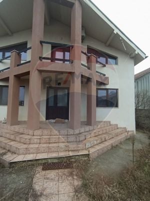 Casă / Vilă cu 5 camere de închiriat în zona Bariera Valcii