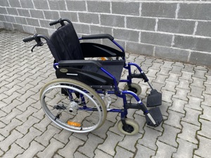 Vand scaun cu rotile