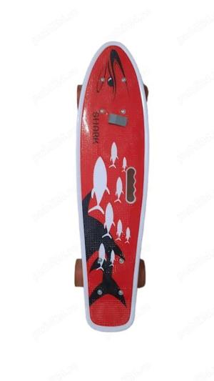 Skateboard rosu
