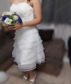 Rochie de cununie alba .