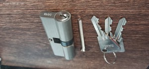 Cilindru usa   butuc cu 3 chei 30-10-30mm simetric  Utilizare-Broască cilindru  Numar cheii-3 buc Ti