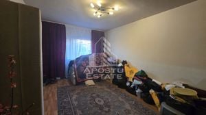 Apartament cu 3 camere, centrala proprie, etaj 3, zona Lipovei