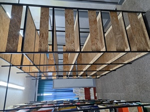 Rafturi sudate pentru arhiva