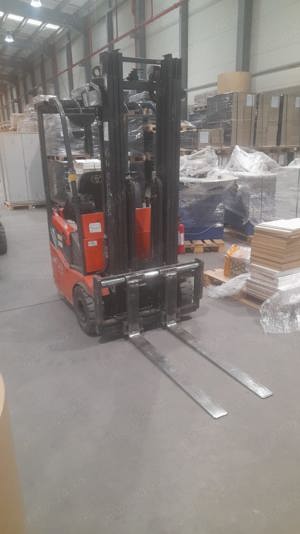 Vând stivuitor frontal Toyota  - imagine 4