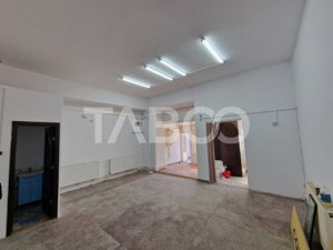 Spatiu comercial 60 mpu cu vitrina stradala de inchiriat in Petrosani - imagine 2