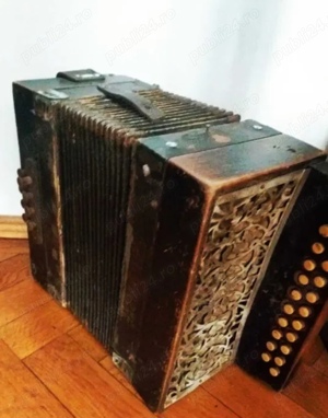 Veche armonica acordeon de colectie,din lemn. Cca 1920,primul razboi mondial