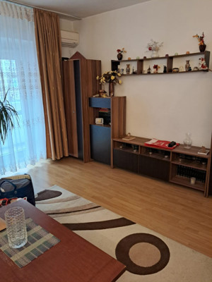 Apartament 3 camere decomandat 3/8, zona intersectia Calea Rahovei ,Sebastian.