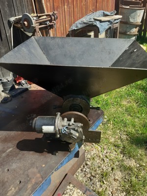 Alimentator cu snec pentru peleti