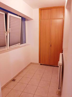 Inchiriez apartament 3 camere, zona Decebal, decomandat, dotat cu aer conditionat - imagine 7