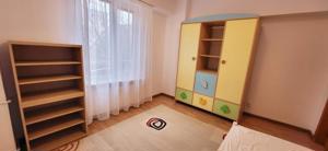 Inchiriez apartament 3 camere, zona Decebal, decomandat, dotat cu aer conditionat - imagine 2