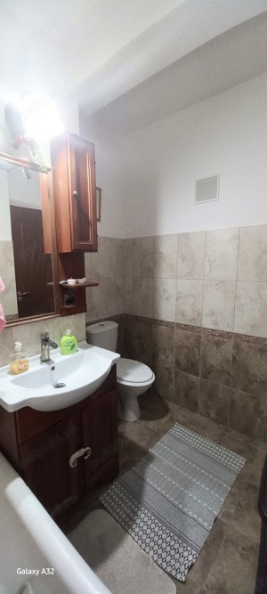 Vand apartament 3 camere Broșteni 112000E - imagine 9