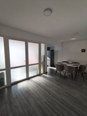  De vânzare: Apartament decomandat cu 3 camere, - imagine 2