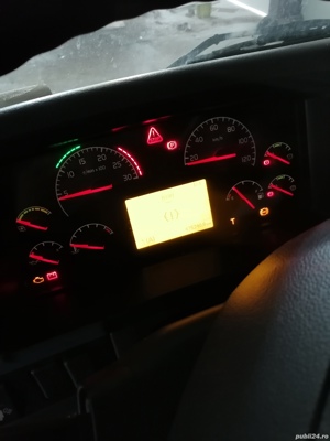 vând camion   Volvo 6x4 cu macara 