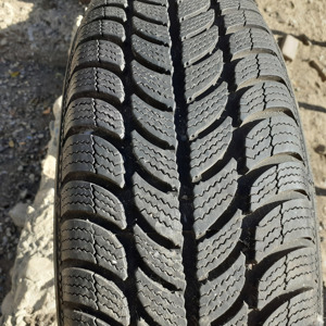 Vând două anvelope, de iarna folosite foarte puțin. 