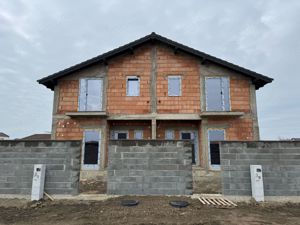 Duplex - 4 camere - Moșnița Nouă, situat aproape de 4 benzi