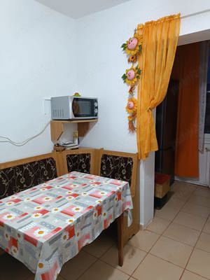 Vând apartament cu 3camere+garaj - imagine 2