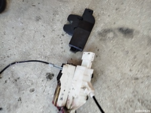 Broască portbagaj și alte piese de la un Citroen C4 coupe benzina volan pe stg .