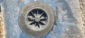 Vând 2 roți de tomberon cu osie 