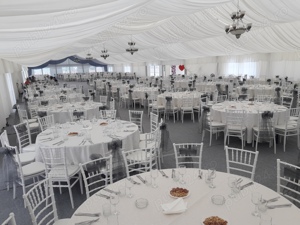 Scaune Chiavari de Vanzare  Pernute Scaune  Huse Scaune  Vand Mese Rotunde 1.80 Pret Masa