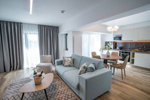 Apartament decomandat, 3 camere, 2 băi, balcon generos, finisaje moderne