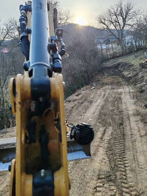 Inchiriez miniexcavator si picon autobasculabila 3.5t - imagine 3