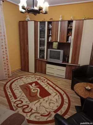 închiriez apartament 3 camere decomandat mobilat, centrală termică nouă, izolat termic,utilat.