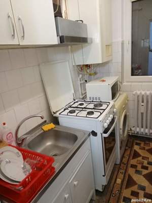 închiriez apartament 3 camere decomandat mobilat, centrală termică nouă, izolat termic,utilat. - imagine 3